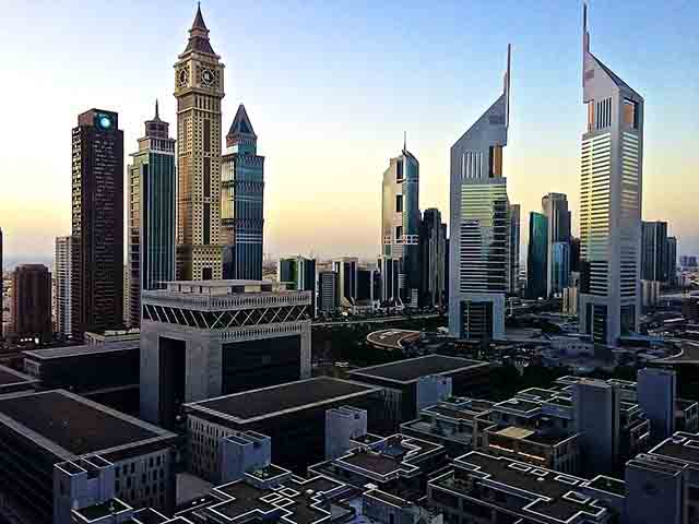 O design em forma triangular ajuda a resistir aos ventos e maximiza o espaço útil. Até hoje, é referência de sofisticação nos negócios da cidade.