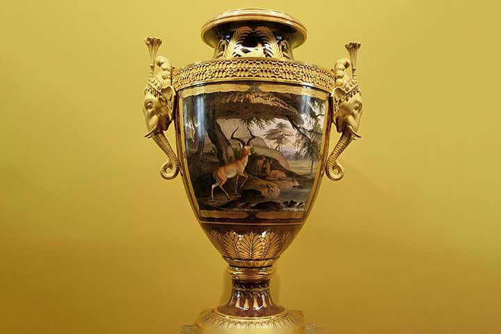 No século XVIII, a França se destacou com porcelanas elegantes, produzidas em fábricas como Sévres e Limoges.

