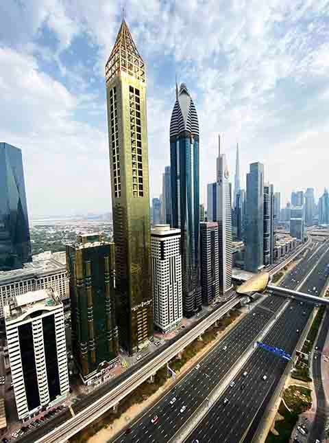 Apesar do luxo, seu visual mais simples reflete um projeto focado na funcionalidade hoteleira. A altura se impõe, mas o serviço e a localização são os grandes atrativos.