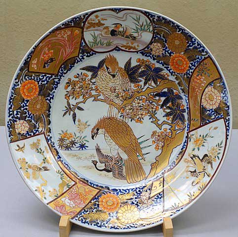 A sua popularidade aumentou durante um século, aproveitando o facto de a produção de porcelana chinesa ter sido paralisada pela guerra civil, até substituir a cerâmica Arita em meados do  século XVIII . 