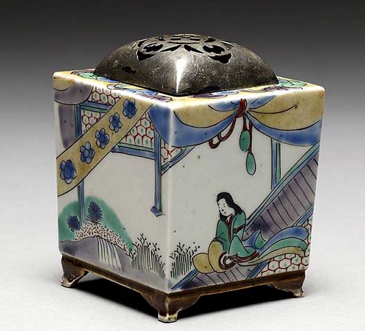 As porcelanas de Arita são frequentemente decoradas em vermelho-marrom, azul-verde, amarelo, azul e ouro, ostentando desenhos tipicamente japoneses e formas geométricas.