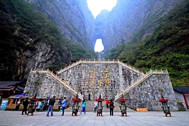 Fenômenos naturais, como gotas d'água com formato de flor de ameixa que caem da caverna e o Brilho do Sol de Tianmen (um brilho raro do sol que atravessa o arco), reforçam a aura mística do local.