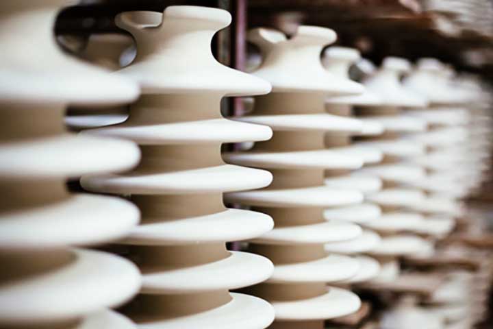 No século XX, foi utilizada em isoladores para redes elétricas, graças à sua alta resistência térmica. Na foto, isoladores elétricos feitos de porcelana pela empresa Santa Terezinha. 
