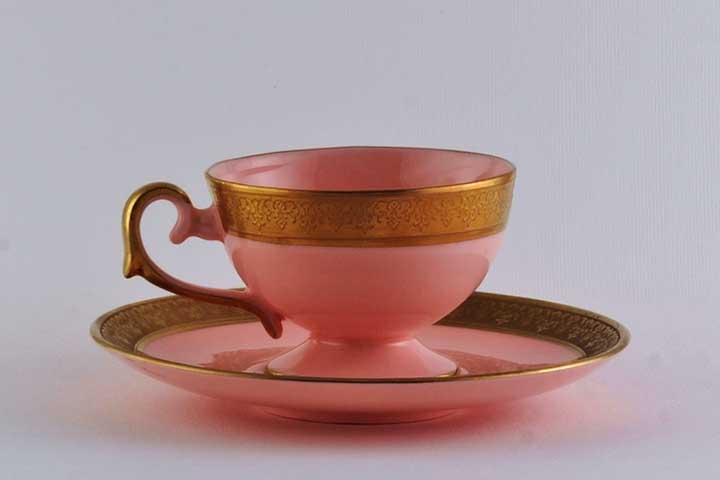 Pesquisas recentes exploram porcelana avançada como material em aplicações de alta temperatura e resistência.
