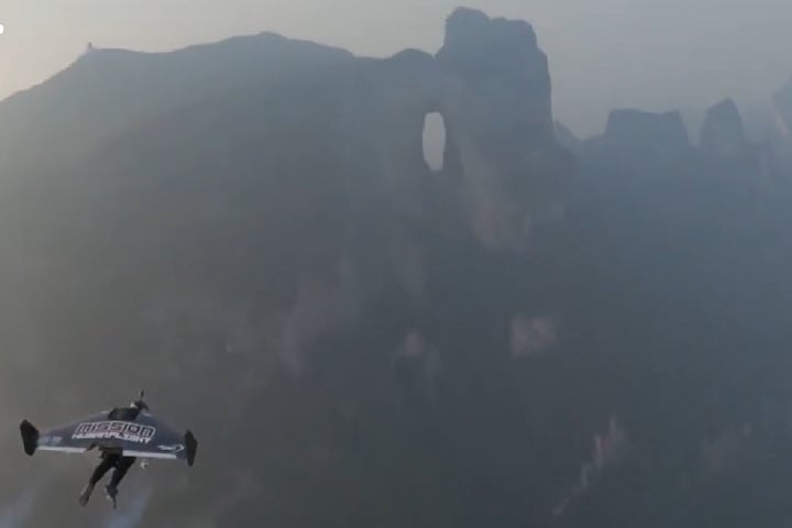 Em 2019, dois franceses atravessaram a fenda do Heaven's Gate trajados de wingsuits. Um feito incrível registrado em vídeo!