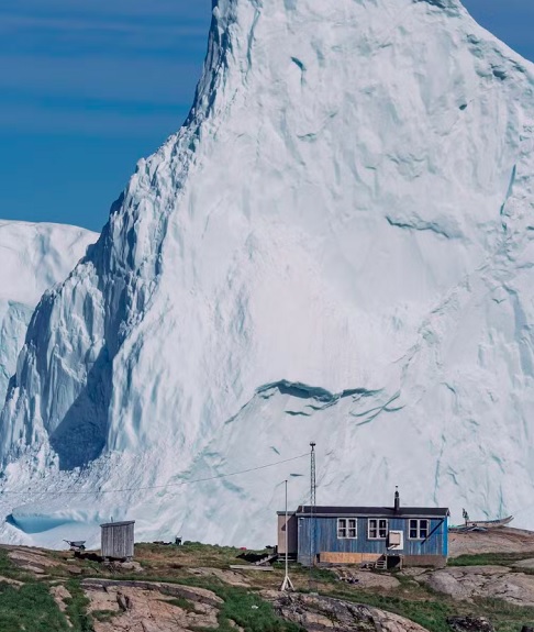 A movimentação lenta e incomum do iceberg, que permanece praticamente parado há uma semana, tem gerado inquietação nos moradores.