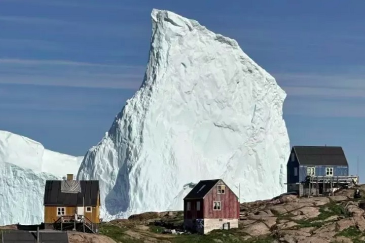 Innaarsuit tem uma economia baseada na pesca e abriga menos de 200 pessoas, sendo acessível apenas por barco ou avião.