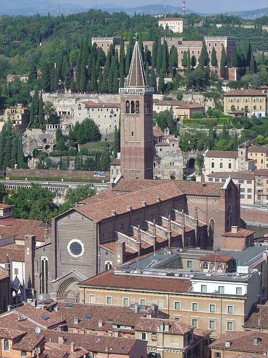 Verona tem igrejas e basílicas de grande importância para a Itália. Patrimônios de séculos que carregam a história de um país altamente voltado para a  tradição cristã. Uma das principais é a Basílica de Santa Anastasia. 
