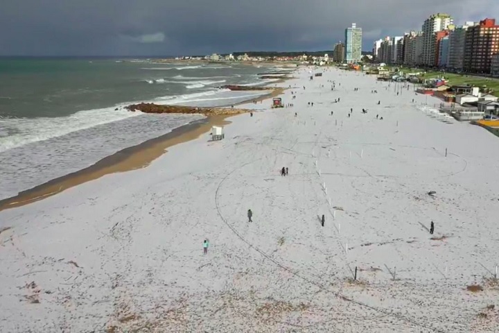 Moradores e turistas saíram às ruas para registrar o fenômeno, que também atingiu cidades vizinhas como San Eduardo del Mar e Nicanor Otamendi. 