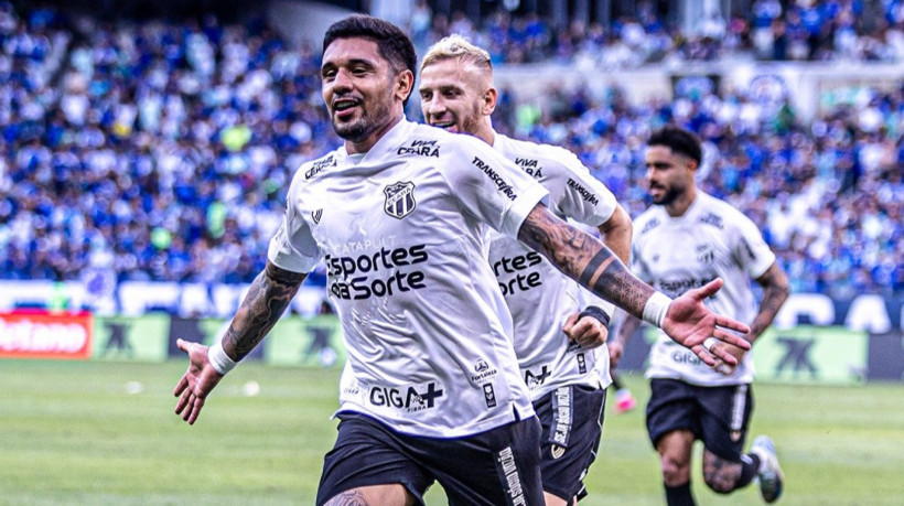 Galeano, jogador do Ceará, contra o Cruzeiro