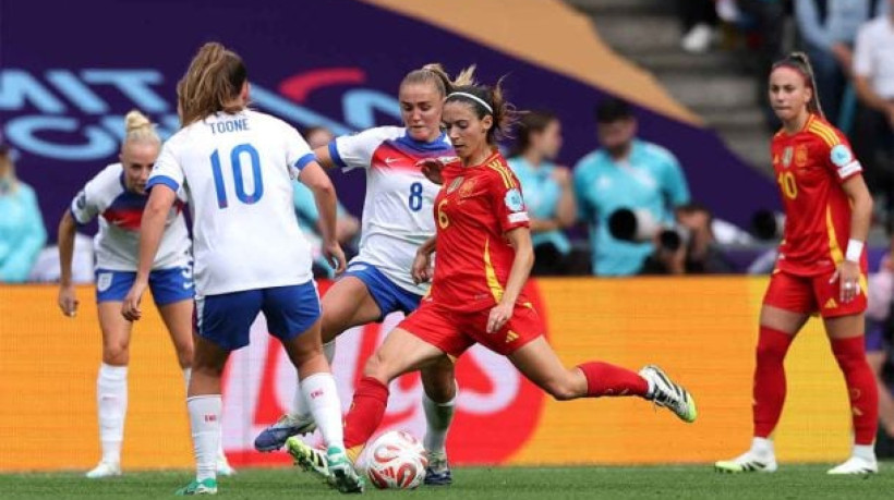 Após 1 a 1 no tempo normal e prorrogação, decisão do toneio que rolou na Suíça vai para as penalidades e inglesas levam o caneco