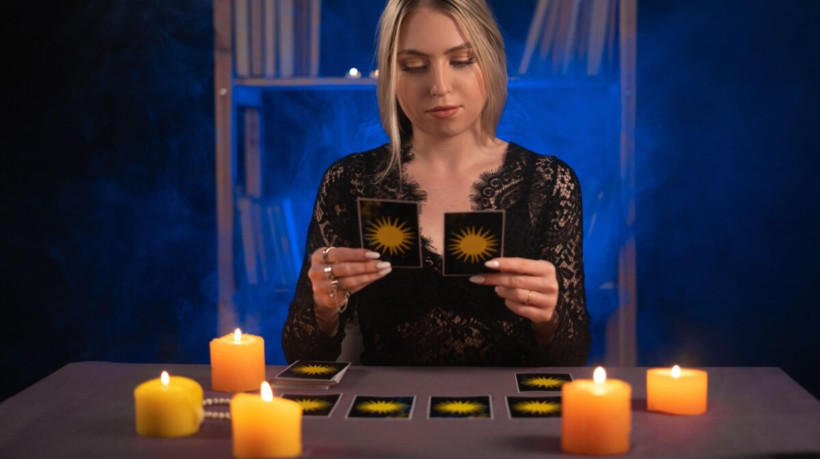 Com auxílio do tarot, é possível reconhecer padrões, acessar possibilidades e lidar com desafios de forma mais madura (Imagem: Lysenko Andrii | Shutterstock)