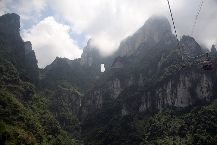 Em dias nublados, a atração, chamada de Heaven’s Gate, parece um portal celestial.