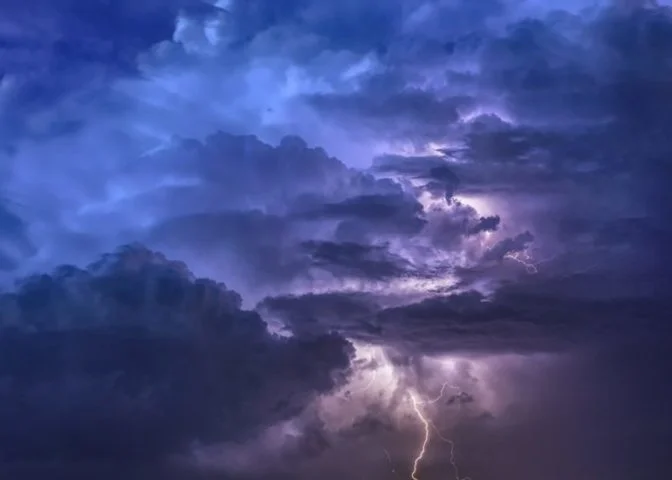 Quando essas gotículas super-resfriadas (em estado líquido abaixo de 0°C) são carregadas para muito alto, elas congelam ao entrar em contato com partículas como poeira ou gelo.