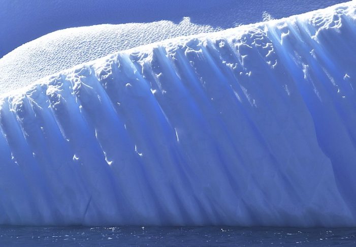 Icebergs são grandes blocos de gelo que se desprendem de geleiras ou plataformas de gelo e flutuam nos oceanos.
