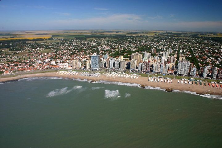 A cidade tem cerca de 30 mil habitantes e é um destino popular para turistas argentinos, especialmente durante os meses de verão.