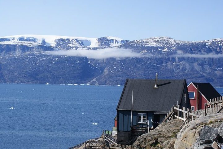 A vila, em Innaarsuit, parte do município de Avannaata, fica situada em uma pequena ilha na região oeste do território.