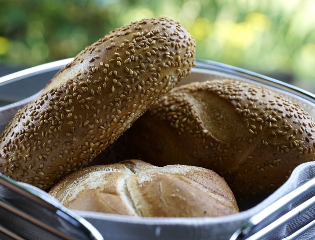 Por ser rico em ácidos graxos poli-insaturados, sesamina e vitamina E, que possuem propriedades anti-inflamatórias e antioxidantes, este alimento promove o relaxamento dos vasos sanguíneos. Isso ajuda a controlar a pressão arterial.