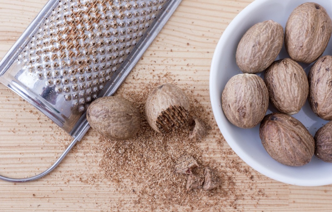 Na culinária, a noz-moscada é ralada em pequenas quantidades, pois seu sabor é intenso. 