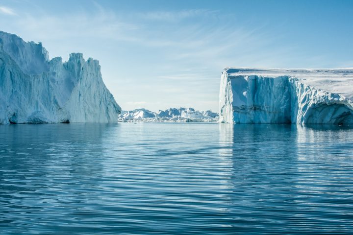 Com as mudanças climáticas, o ritmo de formação e derretimento dos icebergs tem aumentado, contribuindo para a elevação do nível do mar e alterando ecossistemas marinhos. 