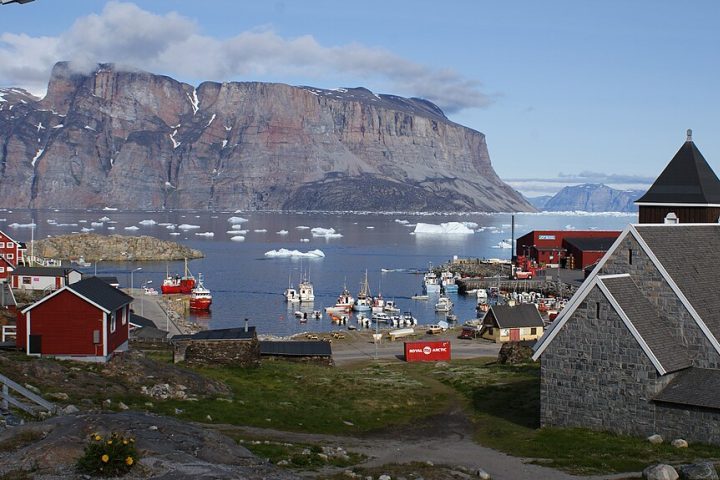 Innaarsuit está situada em uma ilha no fiorde de Uummannaq, uma região de paisagens impressionantes com icebergs e montanhas íngremes.