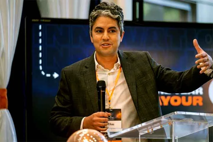 “Estamos ensinando o sistema imunológico a ver o câncer de forma diferente, como se fosse um vírus invasor”, explicou o pesquisador Elias Sayour, professor de neurocirurgia pediátrica e autor principal do estudo. 
