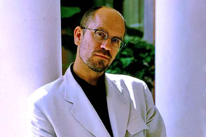 A consagração teatral o levou à Broadway, onde brilhou em peças como “Death of a Salesman”, de Arthur Miller. A performance rendeu a ele um Emmy quando a peça foi adaptada para a televisão, ao lado de Dustin Hoffman.
