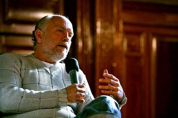 Shakman declarou na entrevista que eliminar as cenas de Malkovich foram de partir o coração”. “Ele é uma das minhas pessoas preferidas e uma das minhas maiores inspirações, afirmou.
