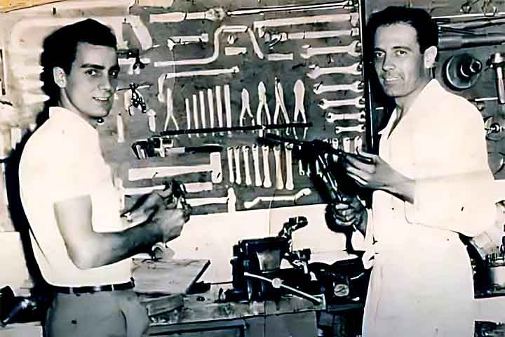 Apesar de tentativas anteriores, como as dos irmãos Sturtevant (1902) e Munro Horner, só na década de 1930 a dupla brasileira desenvolveu um modelo eficiente. 