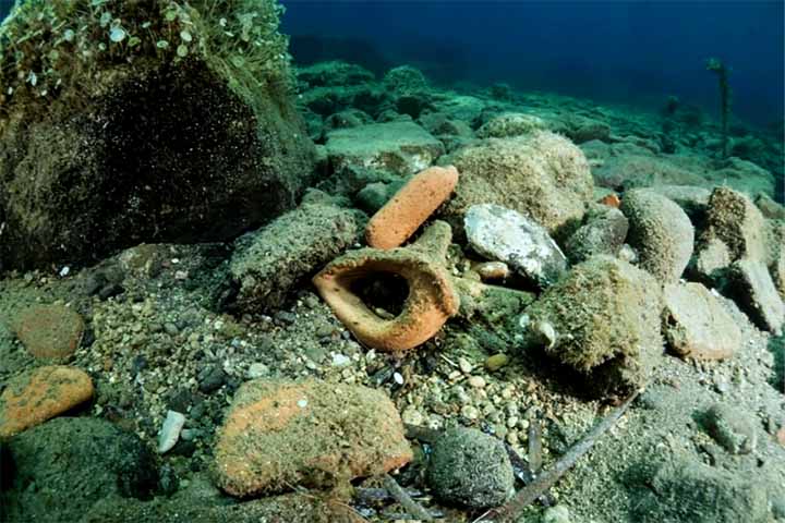 Diferente de Pompeia, soterrada por cinzas e outros detritos vulcânicos, Aenaria teria sofrido com os tremores de terra do vulcão Cretaio, que se seguiram e a afundou na Baía de Cartaromana. Por outro lado, não há documentação.