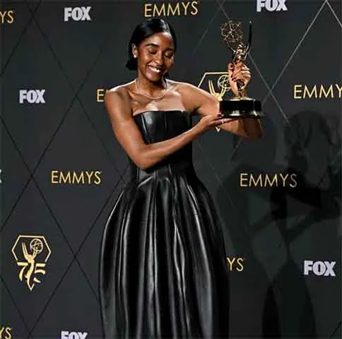 A atriz Ayo Edebiri, de 29 anos, alcançou um feito histórico ao tornar-se a primeira mulher indicada ao Emmy Awards nas categorias atuação e direção por uma série de comédia na mesma temporada. 
