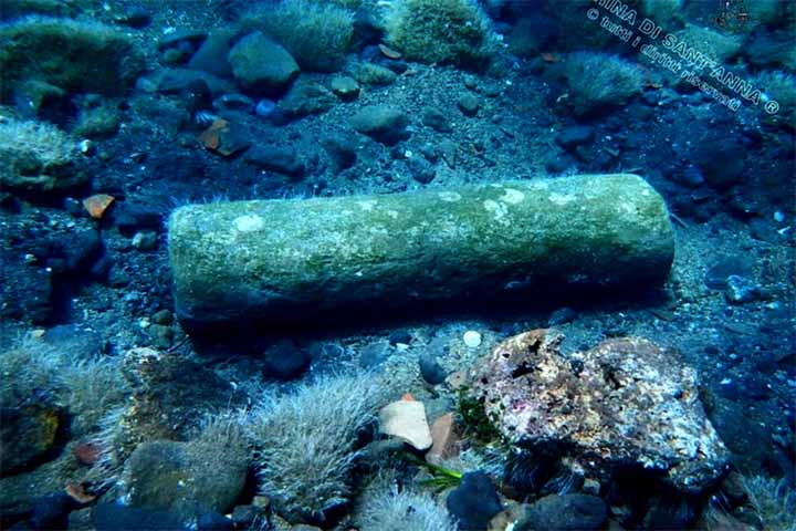 Além disso, encontraram nas ruínas evidências de um ancoradouro, segundo o arqueólogo Giorgio Buchner, que participou das primeiras buscas por Aenaria em 1972.
