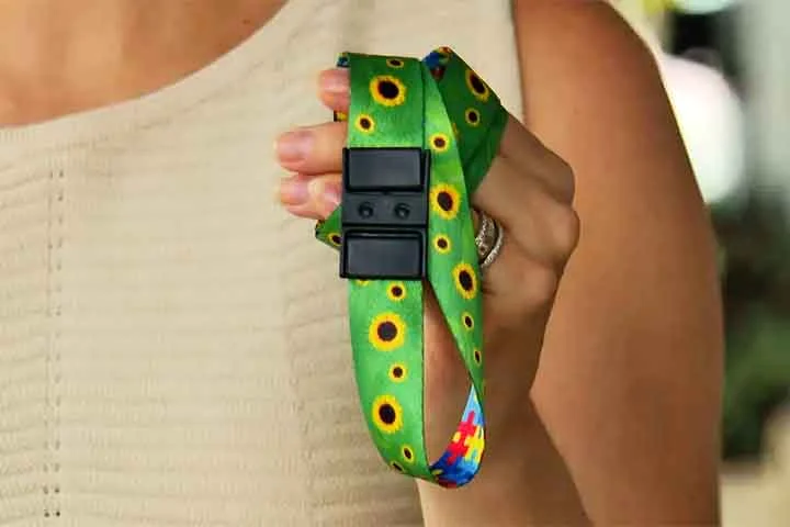 Iniciativas anteriores com símbolos como o cordão de girassol para deficiência invisível revelam que muitas pessoas não sabem o significado. Por isso, o cordão pode passar despercebido sem educação e divulgação adequadas. 
