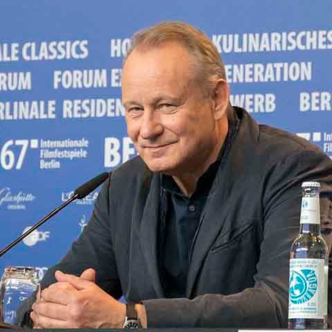 O ator sueco Stellan Skarsgård, de 74 anos, revelou que abdicou de parte do seu salário para que a equipe envolvida nas gravações do filme “Sentimental Value” pudesse se alimentar melhor.

