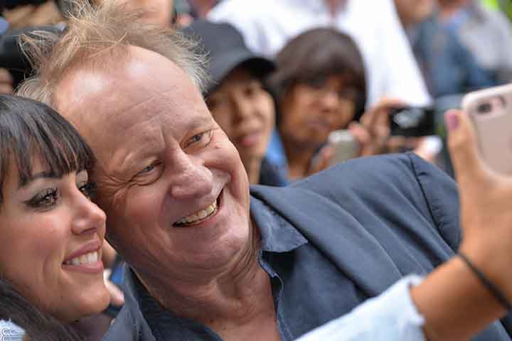 “Eu perdi oito quilos em ‘Insônia‘. O almoço era só pão fatiado e salame de plástico. Eu disse: ‘Nunca mais filmo aqui sem contrato especial’”, afirmou, referindo-se ao filme de 1997. 
