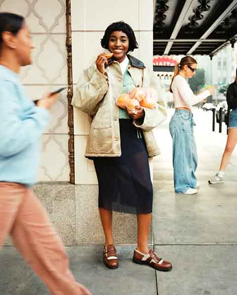 A atriz se identifica como queer e é engajada em temas sociais, sendo conhecida pela defesa da educação pública, representatividade de minorias e direitos dos imigrantes. 

