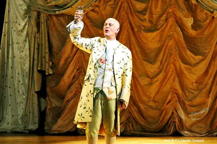 Mais tarde, nos anos 1970, na icônica companhia Steppenwolf Theatre Company, em Chicago, da qual foi um dos fundadores, consolidou sua reputação de ator visceral e cerebral em clássicos e peças contemporâneas. 
