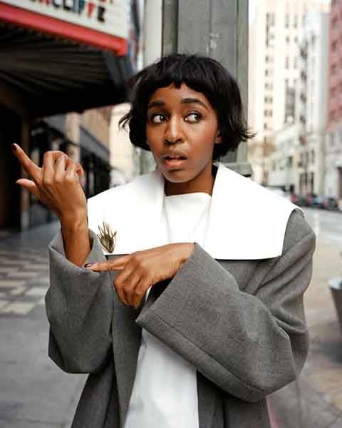 Em 2022, ela alcançou fama ao assumir o papel de Sydney Adamu em “O Urso”. Na preparação para o trabalho, a atriz treinou com o elenco no “Institute of Culinary Education”, em Los Angeles. 
