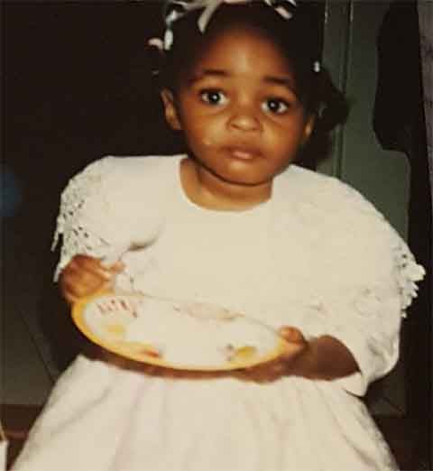 Filha única de pais imigrantes - mãe de Barbados e pai da Nigéria -, Ayo Edebiri nasceu no dia 03/10/1995 em Boston, capital do estado de Massachusetts. 
