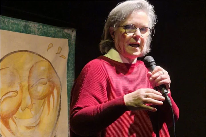 A crítica mais atual ocorreu quando ela lamentou as 120 mortes nas enchentes de 4 de julho no Texas. A artista culpou os cortes de orçamento feitos por Trump em órgãos ambientais e científicos responsáveis pela prevenção de desastres naturais.