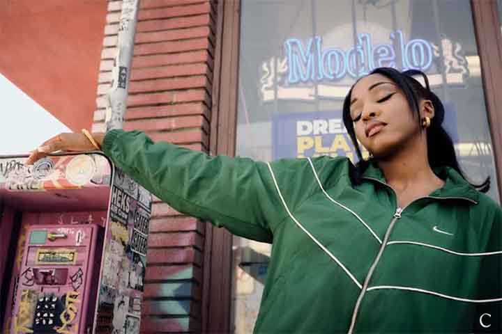 Ela estudou na Boston Latin School, onde começou a se interessar por comédia e improviso. Em 2013, ingressou na Universidade de Nova York com a ideia de seguir a carreira de professora, mas migrou para o curso de artes dramáticas ao se identificar com a atuação.

