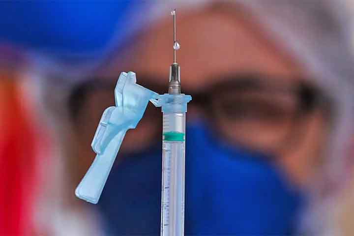 Mesmo isoladamente, sem o uso combinado com outras terapias, o imunizante apresentou eficácia significativa, inclusive em tumores normalmente resistentes à imunoterapia convencional.
