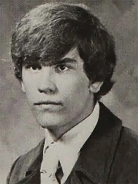 Nascido em 9 de dezembro de 1953, em Christopher, no estado de Illinois, John Gavin Malkovich cresceu em um ambiente intelectualmente estimulante. Seu pai era editor de jornal e ambientalista, enquanto sua mãe tinha um jornal na localidade.  
