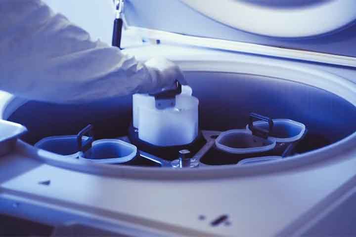 Isso induz uma resposta imune forte e abrangente, capaz de identificar e atacar células tumorais.
