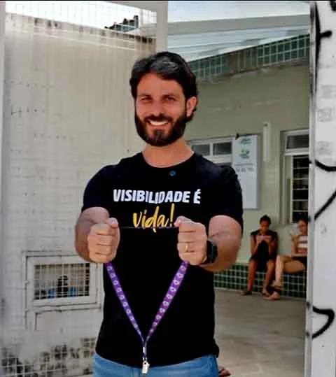 A observação importante é que ao usar o cordão é preciso também carregar o laudo médico. Isso evita conflitos e garante validade legal.
