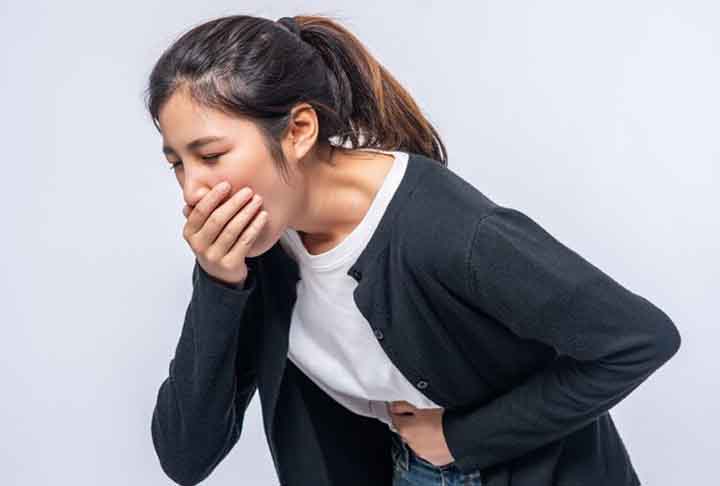 Entre os sintomas de anafilaxia estão: dificuldade para respirar; inchaço repentino no rosto, lábios, língua ou garganta; manchas vermelhas e coceira intensa na pele; queda repentina da pressão arterial; e náuseas, vômito, diarreia ou dores abdominais. 
