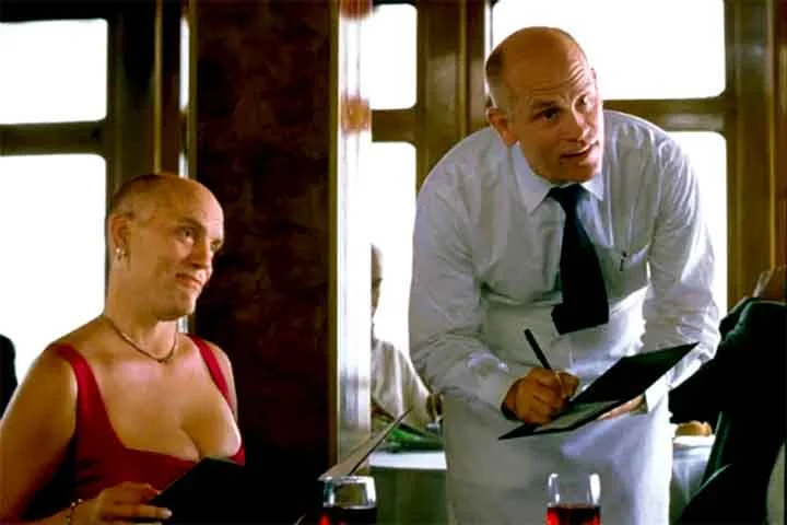 Em 1999, ele provou seu senso de humor e autoironia ao estrelar “Quero Ser John Malkovich”, uma comédia surreal dirigida por Spike Jonze e escrita por Charlie Kaufman. O filme, que satiriza a fama e a ideia de identidade, se tornou cult e levou o nome de Malkovich a um público ainda mais amplo.
