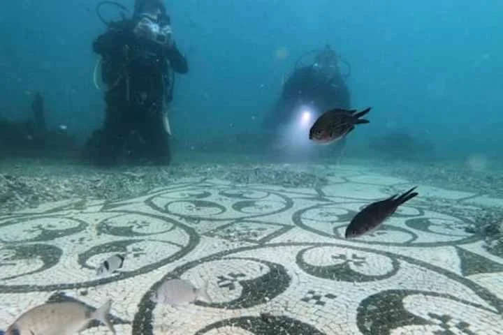 Assim, eles podem imaginar como a cidade perdida de Aenaria foi construída através de sua reconstrução. Uma descoberta, que traz a possibilidade de explorar um passado submerso e torna a ilha de Ísquia um destino turístico que intriga os visitantes.