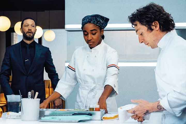 Em “O Urso”, ela interpreta a personagem Sydney, uma jovem chef de cozinha, e também dirigiu o episódio “Napkins”, da terceira temporada, em 2024. 
