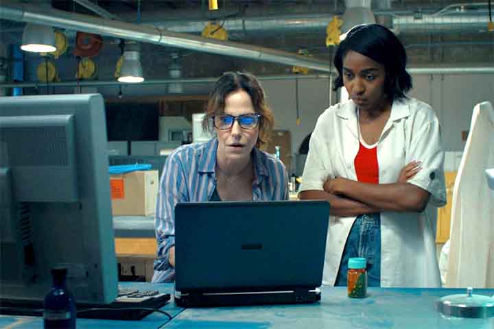 Além disso, Edebiri teve participações na série “Abbott Elementary” e no episódio “Joan is Awful” de “Black Mirror”. 
